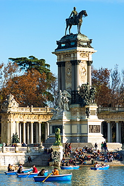 King Alfonso XII memorial, Estanque Lake, Retiro Park, Madrid, Spain, Europe