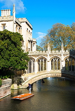 Punting under the Bridge of Sighs, St. Johns College, University of Cambridge, Cambridge, England, United Kingdom, Europe