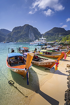 Maya Bay with long-tail boats, Phi Phi Lay Island, Krabi Province, Thailand, Southeast Asia, Asia