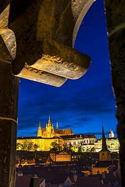 View from the Mala Strana Bridge Tower to Prague Castle and St. Vitus Cathedral at dusk, UNESCO World Heritage Site, Prague, Bohemia, Czech Republic, Europe