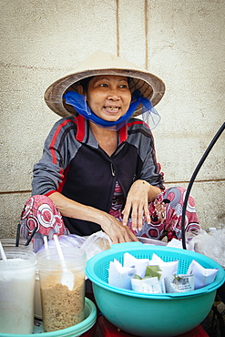 Vietnamese woman cooking on the street, Ho Chi Minh City, Vietnam, Indochina, Southeast Asia, Asia