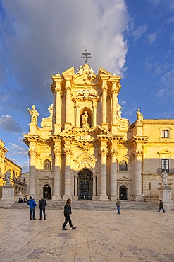 Piazza Duomo, Cattedrale metropolitana della Natività di Maria Santissima, Metropolitan Cathedral of the Nativity of the Blessed Virgin Mary, Ortigia, Syracuse, Sicily, Italy