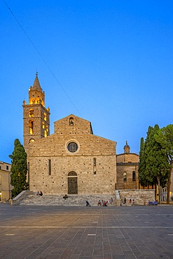 Facade of Piazza Martiri della Libertà, Cathedral of Santa Maria Assunta, Teramo, Abruzzo, Italy