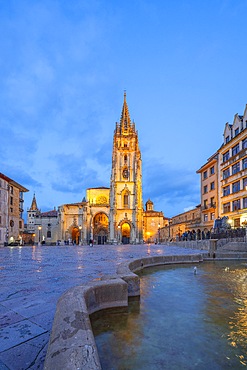 Alfonso II el Chaste Square, Cathedral of the Holy Savior,, Oviedo, Asturias, Spain