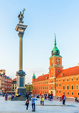 Sigismund's Column and Royal Castle in Castle Square in the old town, UNESCO World Heritage Site, Warsaw, Poland, Europe