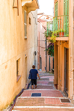 A street scene in Le Suquet old town in Cannes, Alpes Maritimes, Cote d'Azur, French Riviera, France, Mediterranean, Europe