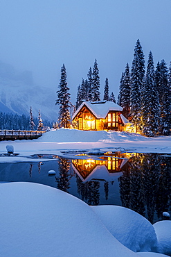 Cilantro on the Lake lodge, Emerald Lake in winter, Emerald Lake, Yoho National Park, UNESCO World Heritage Site, British Columbia, Canada, North America