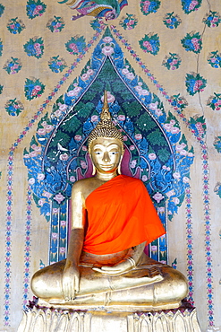 Gold Buddha statue in Wat Arun (The Temple of Dawn), Bangkok, Thailand, Southeast Asia, Asia