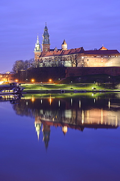 Wawel Castle, UNESCO World Heritage Site, reflected in the Vistula River, at sunrise, Krakow, Poland, Europe