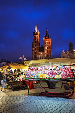 Christmas markets with Saint Mary's Basilica, Market Square, UNESCO World Heritage Site, Krakow, Poland, Europe