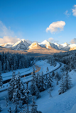 Winter view of Morant's Curve, Banff National Park, UNESCO World Heritage Site, Alberta, Canada, North America