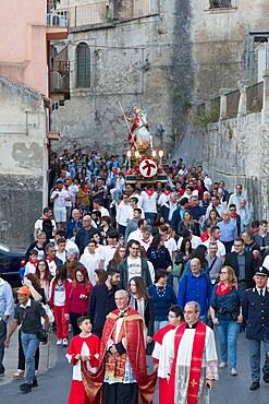 Procession to mark the Festival of San Giorgio bearing the mounted figure of St. George into Ragusa Ibla, Ragusa, Sicily, Italy, Europe