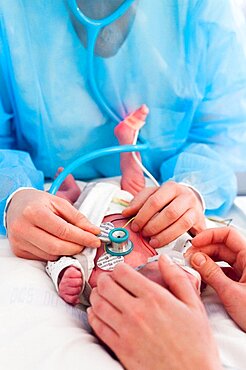 A paediatrician takes care of a premature baby in the neonatalogy department. Hospital. Aix en Provence. February.