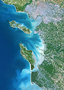 Re And Oleron Islands, France, True Colour Satellite Image. R├⌐ & Oleron Islands, France. True colour satellite image of R├⌐ & Ol├⌐ron islands, that are off the west coast of France near La Rochelle. This image was compiled from data acquired by LANDSAT 5 & 7 satellites.