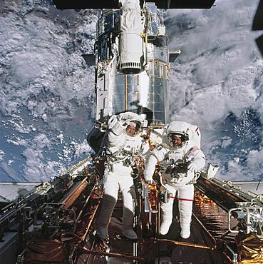 Astronauts John M. Grunsfeld and Richard Linnehan