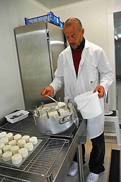 Former high-level sportsman Xavier Philippe has converted to goat farming and the manufacture and sale of fresh cheese, tomme cheese, cottage cheese, cheese, yogurt, organic milk