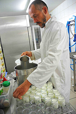 Former high-level sportsman Xavier Philippe has converted to goat farming and the manufacture and sale of fresh cheese, tomme cheese, cottage cheese, cheese, yogurt, organic milk