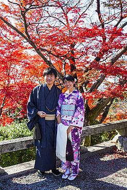 Couple, in Kiyomizu-dera temple, Kyoto. Kansai, Japan.