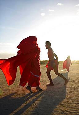 Yonna dance, also called Chichamaya, carries a considerable symbolic charge for the Wayuu indigenous people of Colombia, representing three basic principles for this tribal group: Social equality, collective solidarity and the improvement of relations between the human being and the Cosmos.