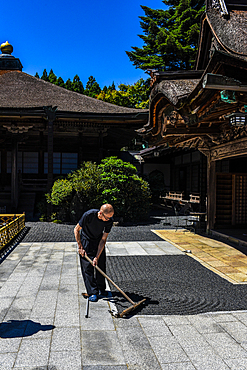 Monk working on Zen Garden at Yochi-in temple in Koyasan (Mount K?ya), a huge temple settlement in Wakayama Prefecture to the south of Osaka