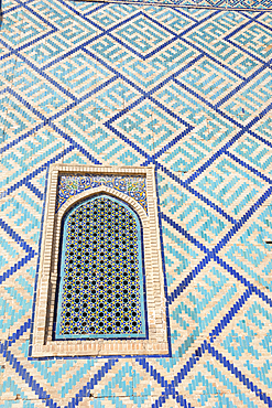 Decorative wall of Sher Dor Madrasah, also known as Shir Dor Madrasah, Registan Square, Samarkand, Uzbekistan