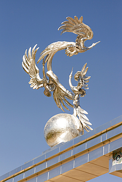 Sculpture of storks and cranes on Ezgulik Independence Arch, Independence Square, Mustakillik Maydoni, Tashkent, Uzbekistan