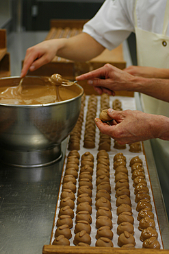 bonbonmaker at work