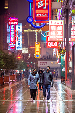 Shanghai, China, 27th Jan 2020, People wearing masks while shopping at Nanjing Road to prevent catching the Coronavirus