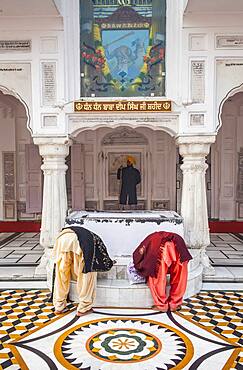 Pilgrims praying, golden temple, Amritsar, Punjab, India