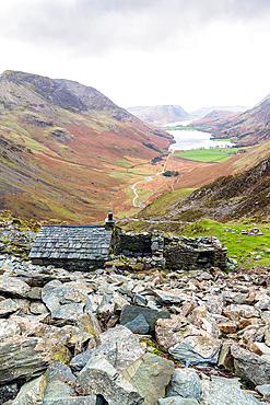 View towards Warnscales Bothy, a mountain shelter near Buttermere, with Haystacks, Buttermere and Crummock Water in the background, Lake District National Park, UNESCO World Heritage Site, Cumbria, England, United Kingdom, Europe