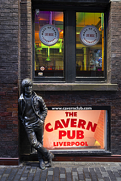 John Lennon Statue outside the Cavern Pub, Matthew Street, Liverpool, Merseyside, England, United Kingdom, Europe