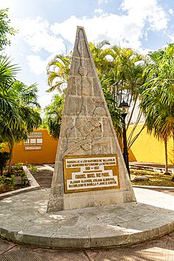 Memorial obelisk monument to Martyrs of the Revolution 1910-1932, Parque de los Heroes, Valladolid, Yucatan, Mexico, North America