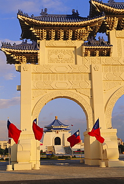 Archway and Chiang Kaishek (Chiang Kai Shek) Memorial Hall, Taipei, Taiwan, Asia