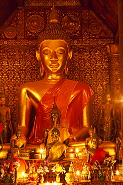 Statue of the sitting Buddha in the interior of Wat Xieng Thong at Luang Prabang, UNESCO World Heritage site, Laos, Indochina, Southeast Asia, Asia