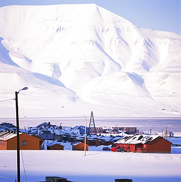 Capital town of Longyearbyen, Spitsbergen, Arctic, Norway, Scandinavia, Europe