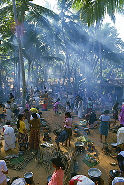 Crowds just behind Kovalam Beach, for the Temple Festival, Kerala state, India, Asia