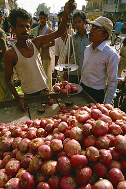 Onions for sale, India, Asia