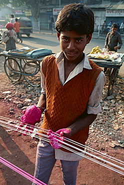 Kite string production, string is coated in ground glass for fighting kite festival in January, Ahmedabad, Gujarat state, India, Asia