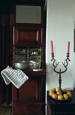 Bedroom suite with original travelling fold down wash basin, Neemrana Fort Palace Hotel, Neemrana, Rajasthan state, India, Asia