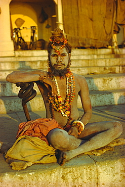 Hindu holy man, Ghatia meditating as the sun rises in the early morning, Varanasi (Benares), Uttar Pradesh State, India