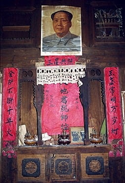 Family shrine and portrait of Mao Tse Tung, China, Asia