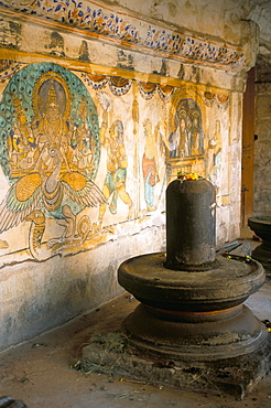 Shiva lingam in 10th century temple of Sri Brihadeswara (Brihadisvara), UNESCO World Heritage Site, Thanjavur (Tanjore), Tamil Nadu, India, Asia