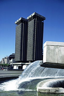 Fountain in the Plaza de Colon (Columbus Square) and the Torres de Jerez, Madrid, Spain, Europe