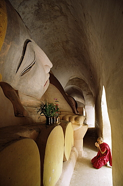 Reclining Buddha, Manuha, Bagan (Pagan), Myanmar (Burma), Asia