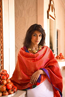 Young woman wearing sari, Jaipur, Rajasthan, India, Asia