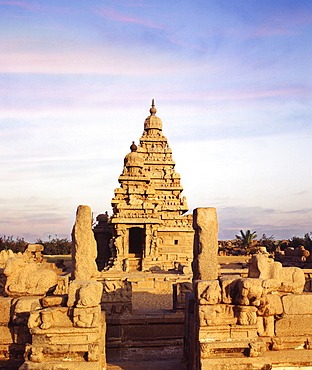 Shore Temple dating from the Pallava period, between the 7th and 9th centuries, Mahabalipuram, UNESCO World Heritage Site, Tamil Nadu, India, Asia