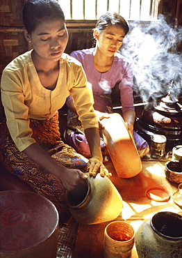 Lacquer craftsman in Bagan (Pagan), Myanmar (Burma), Asia