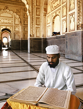 Man reading the Koran, Lahore, Pakistan, Asia