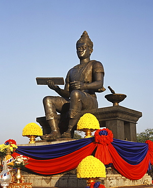 Contemporary statue to commemorate King Ramkamheng, the founder of the first Thai Kingdom, at Sukhothai, Thailand, Southeast Asia, Asia