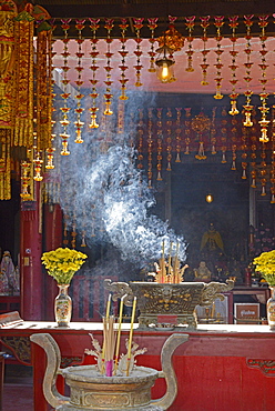 Kuan An Eng shrine, a Chinese place of worship dating from the late 18th century located on the bank of the Chao Phraya River next to Wat Kanlayanamit, Thonburi, Bangkok, Thailand, Southeast Asia, Asia 